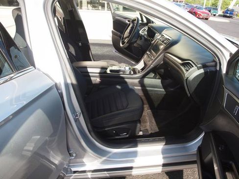 Used 2017 Ford Fusion SE w/ Fusion SE Technology Package FWD image 6