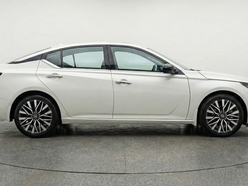 Used 2025 Nissan Altima 2.5 SV image 11