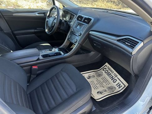 Used 2018 Ford Fusion SE image 19