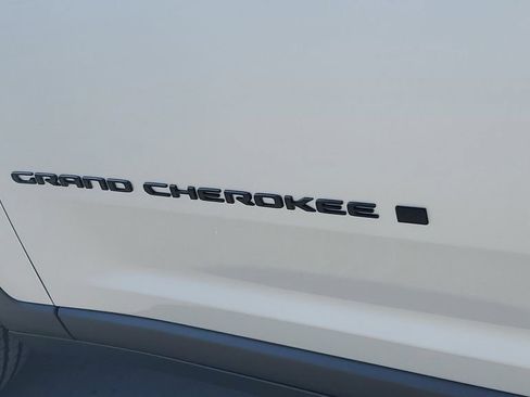 New 2025 Jeep Grand Cherokee Altitude image 8