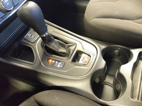 Used 2020 Jeep Cherokee Latitude FWD image 26