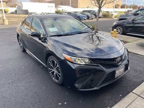Used 2019 Toyota Camry SE image 3