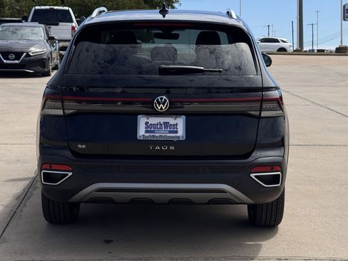 New 2026 Volkswagen Taos SE FWD image 6