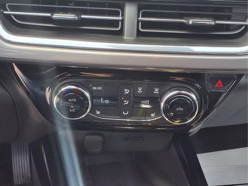 Used 2025 Chevrolet Trax ACTIV w/ Sunroof Package FWD image 6