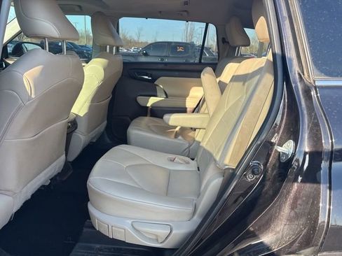 Used 2021 Toyota Highlander XLE image 14