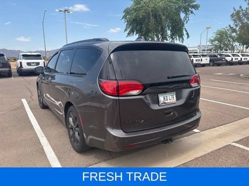 Used 2018 Chrysler Pacifica Limited FWD image 2