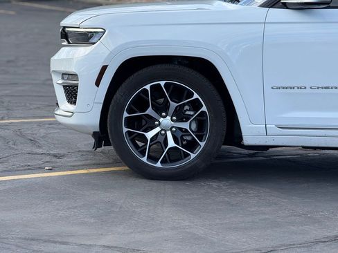 Used 2024 Jeep Grand Cherokee Summit image 8