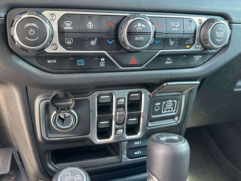 Used 2025 Jeep Wrangler Unlimited Sahara AWD/4WD image 26