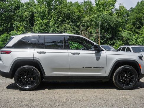 Used 2024 Jeep Grand Cherokee Altitude image 3