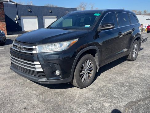Used 2017 Toyota Highlander XLE image 3