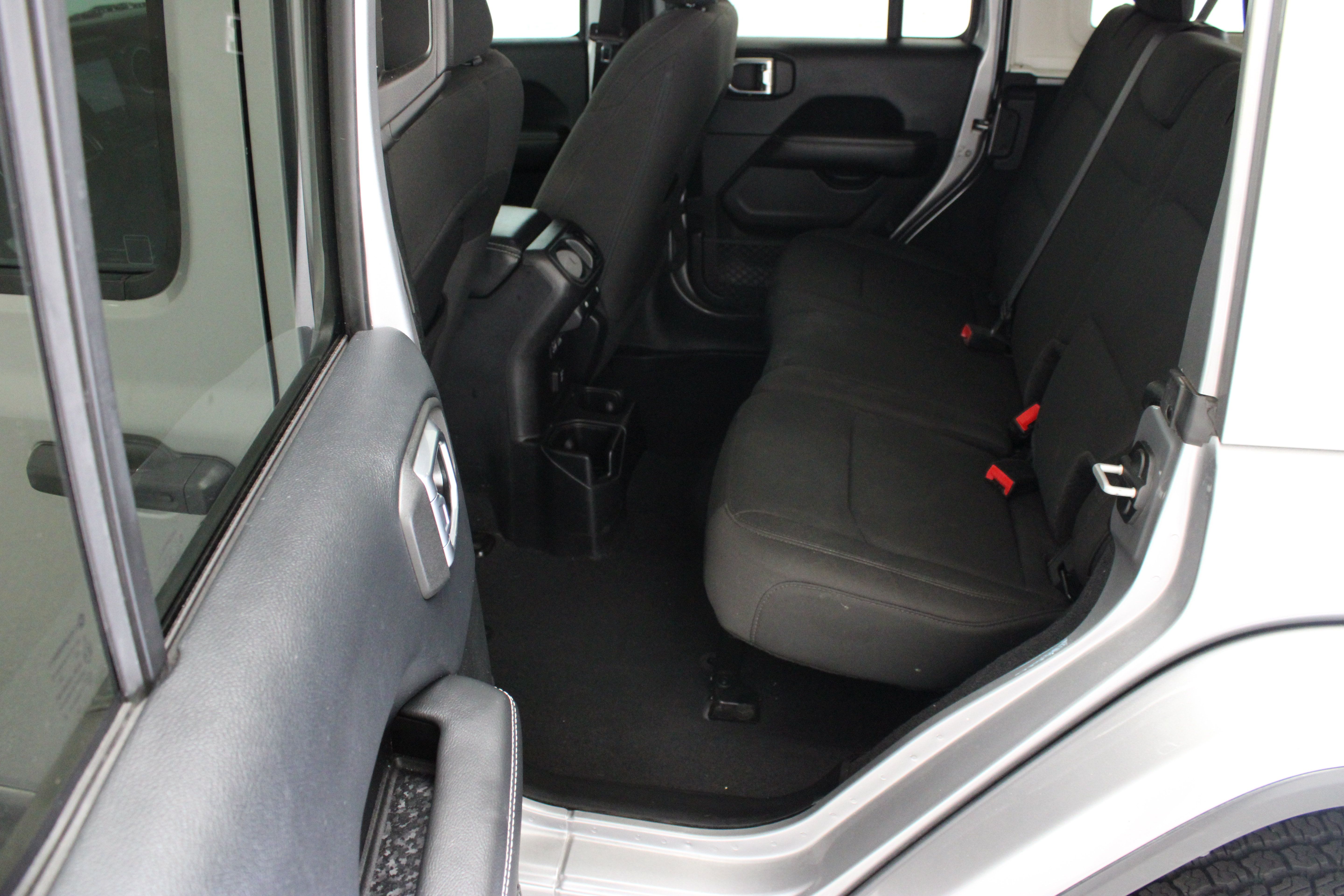 Used 2018 Jeep Wrangler Unlimited Sahara AWD/4WD image 29