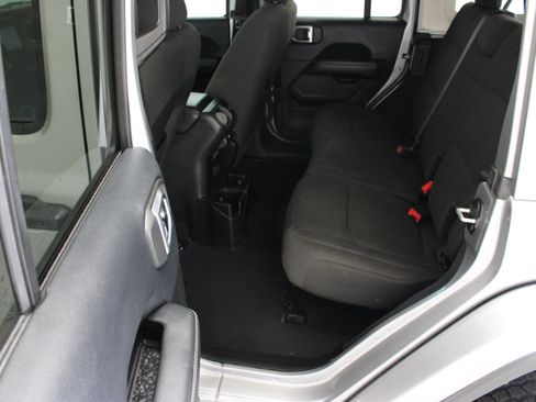 Used 2018 Jeep Wrangler Unlimited Sahara AWD/4WD image 29