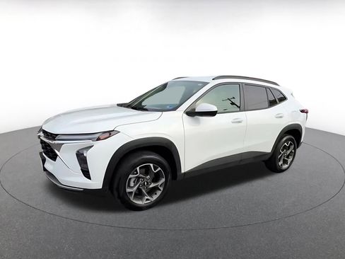 Used 2025 Chevrolet Trax LT w/ LT Convenience Package image 8