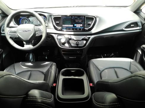Used 2026 Chrysler Pacifica Select FWD image 3