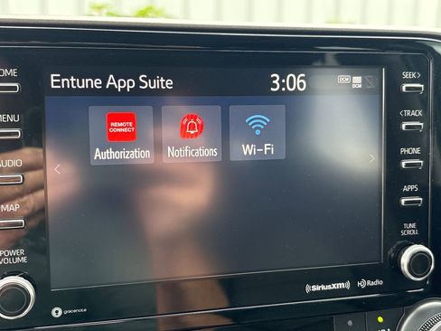 Used 2020 Toyota Highlander XLE AWD/4WD image 29
