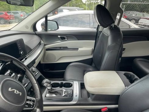 Used 2022 Kia Carnival LX FWD image 3