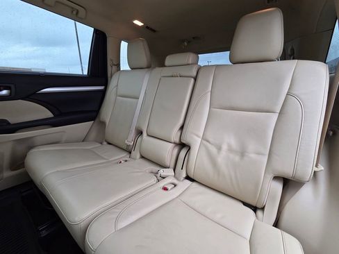 Used 2018 Toyota Highlander XLE image 26