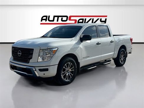 Used 2024 Nissan Titan SV w/ SV Convenience Package image 3