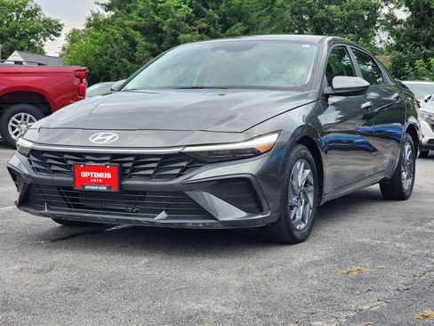 Used 2024 Hyundai Elantra SEL FWD image 3