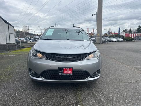 Used 2020 Chrysler Pacifica Touring-L w/ Advanced Safetytec Group image 2