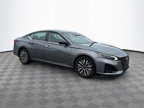 Used 2024 Nissan Altima 2.5 SV FWD image 3