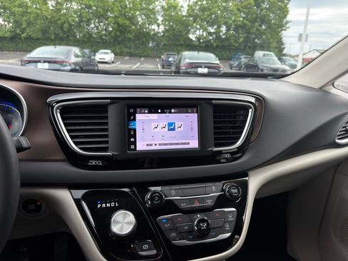 Used 2022 Chrysler Voyager LX FWD image 14