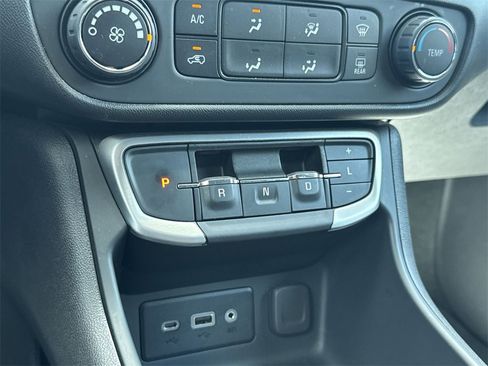 Used 2024 GMC Terrain SLE image 25