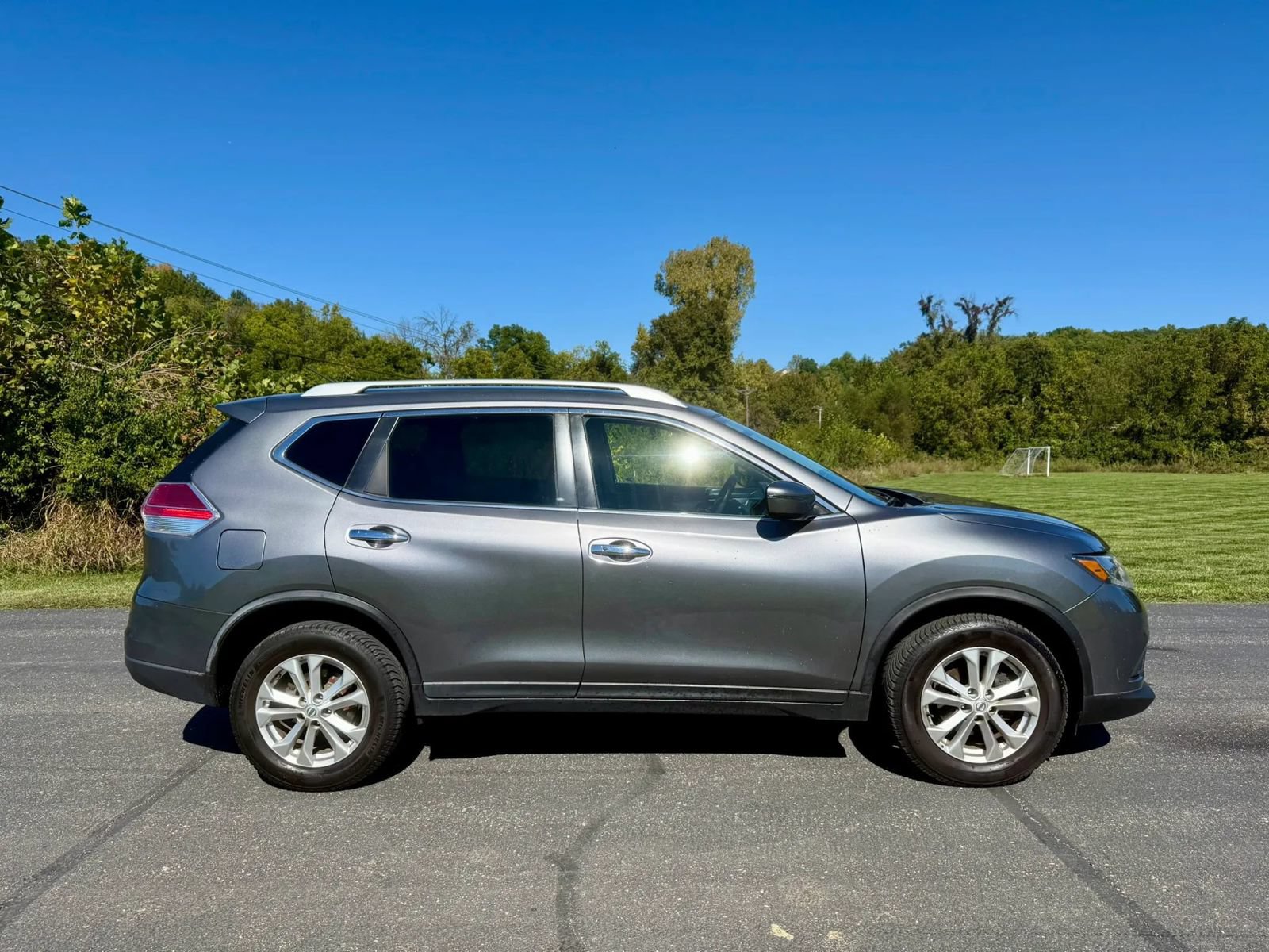 Used 2016 Nissan Rogue SV AWD/4WD image 4