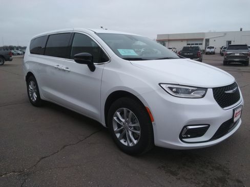 New 2026 Chrysler Pacifica Select image 4