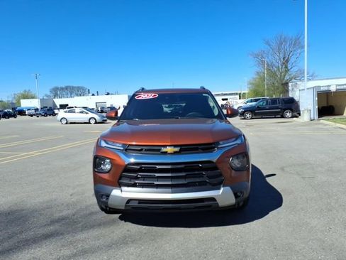 Used 2021 Chevrolet TrailBlazer LT w/ Convenience Package FWD image 2