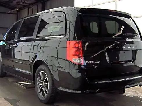 Used 2017 Dodge Grand Caravan SXT image 5