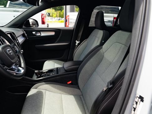 Used 2024 Volvo XC40 B5 Core AWD/4WD image 17