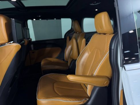 Used 2023 Chrysler Pacifica Pinnacle FWD image 38
