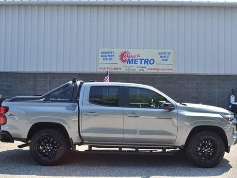 Used 2025 Chevrolet Colorado Z71 w/ Midnight Edition AWD/4WD image 9