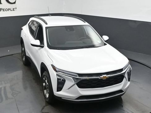 Used 2025 Chevrolet Trax LT w/ Driver Confidence Package FWD image 25