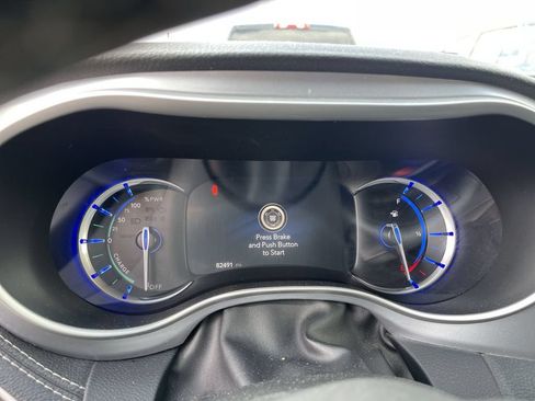Used 2022 Chrysler Pacifica Touring-L w/ Uconnect Theater Family Group FWD image 5