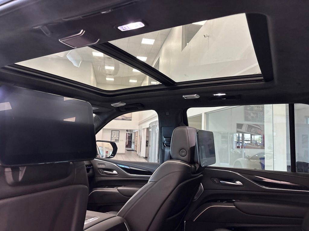 Used 2024 Cadillac Escalade ESV V AWD/4WD image 39