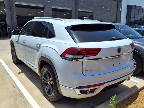 Used 2021 Volkswagen Atlas Cross Sport SE w/ Panoramic Sunroof Package FWD image 3