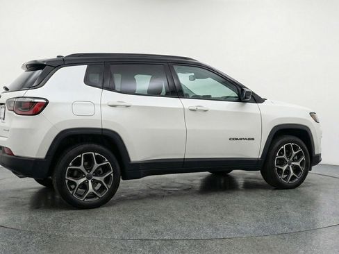 Used 2025 Jeep Compass Limited image 9