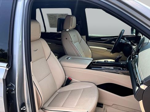 Used 2024 Cadillac Escalade Premium Luxury AWD/4WD image 9
