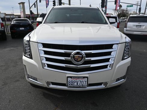 Used 2015 Cadillac Escalade Luxury image 3