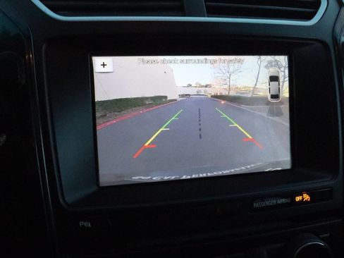 Used 2017 Ford Explorer XLT image 4