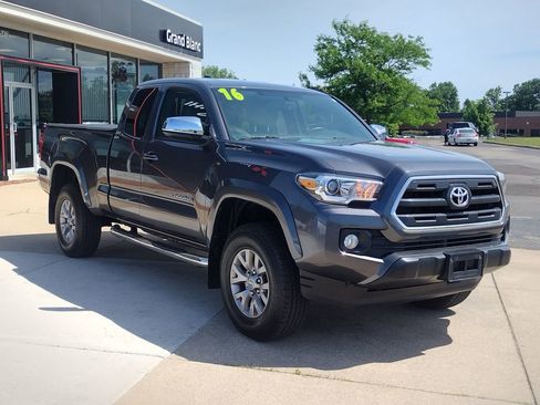 Used 2016 Toyota Tacoma SR5 w/ SR5 Appearance Package (SN) AWD/4WD image 3