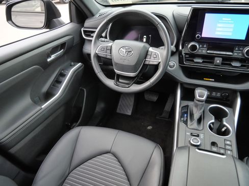 Certified 2025 Toyota Highlander XSE image 10