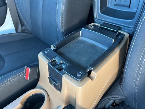 Used 2017 Jeep Wrangler Unlimited Rubicon image 27