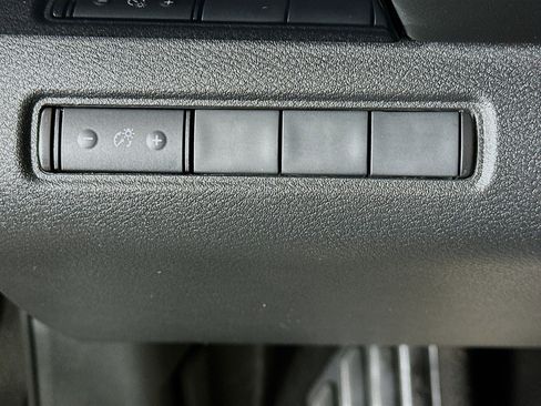 Used 2024 Nissan Pathfinder S image 17