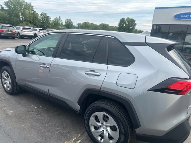 Used 2022 Toyota RAV4 LE AWD/4WD image 5