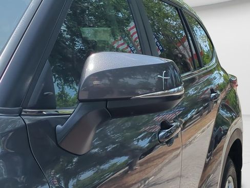 Used 2024 Toyota Highlander LE AWD/4WD image 27