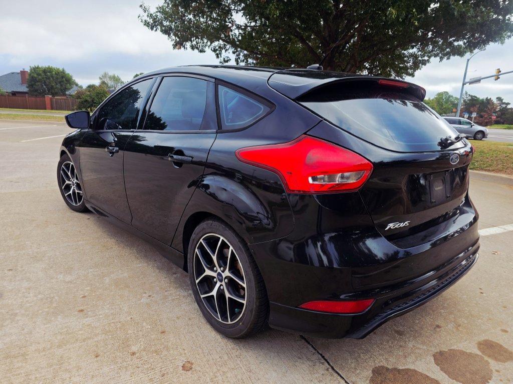 Used 2015 Ford Focus SE w/ SE Sport Package FWD image 16