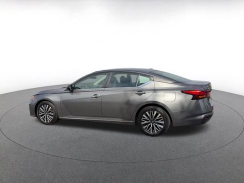 Used 2024 Nissan Altima 2.5 SV image 10